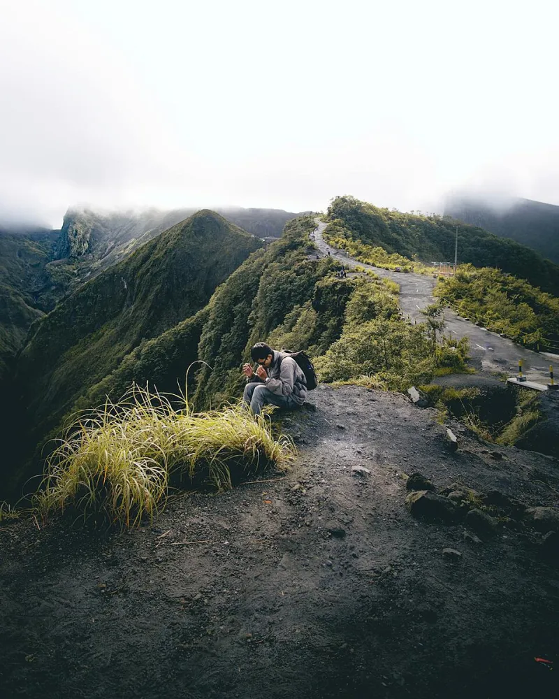 You Have 800 Friends Online and Still Feel Completely Alone — Here's Why